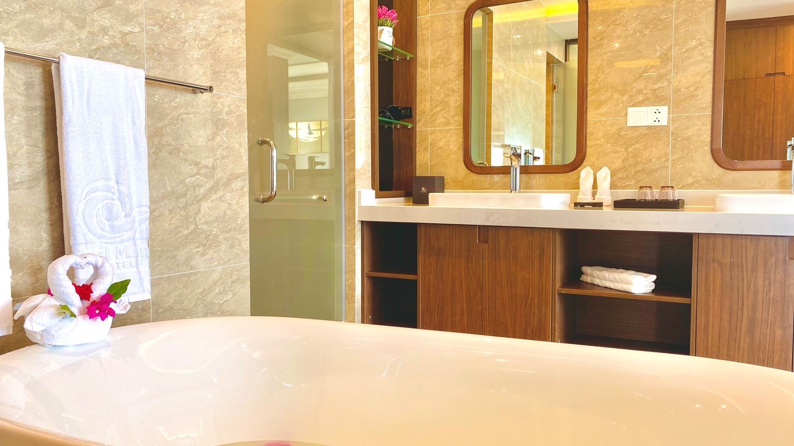 rooms-suite-seaview-with-balcony