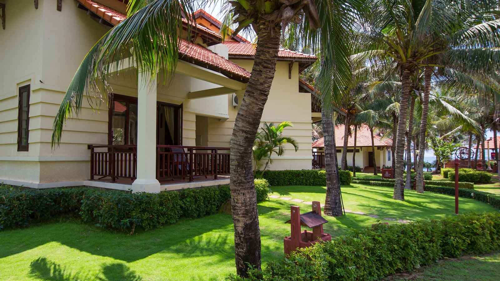 rooms-room-deluxe-seaview-balcony