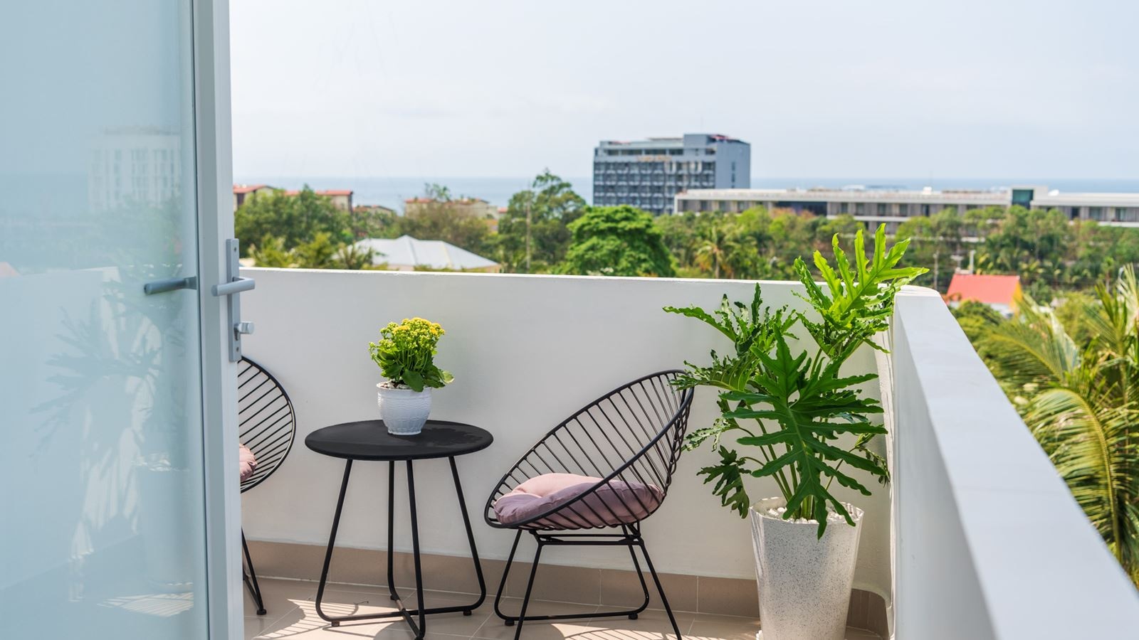 rooms-deluxe-with-balcony