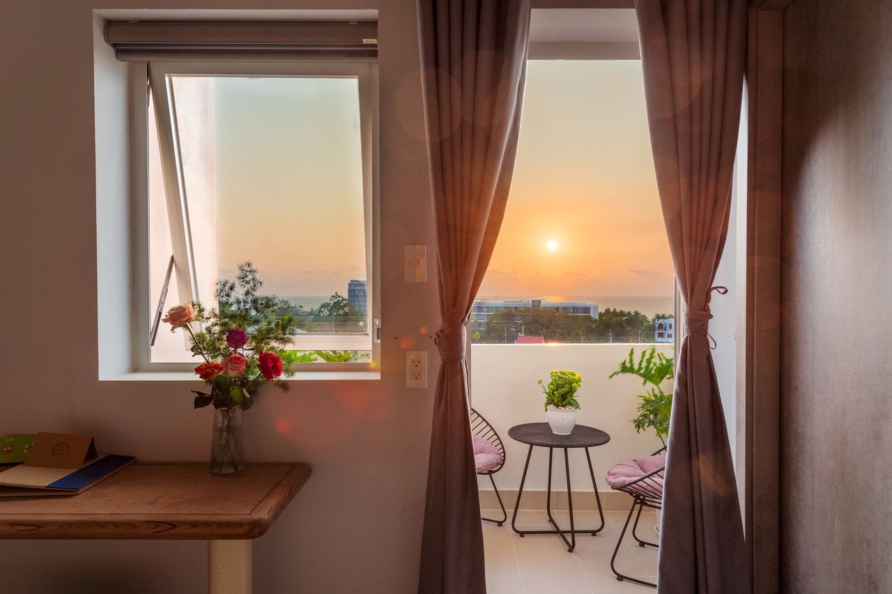 rooms-family-connecting-with-balcony