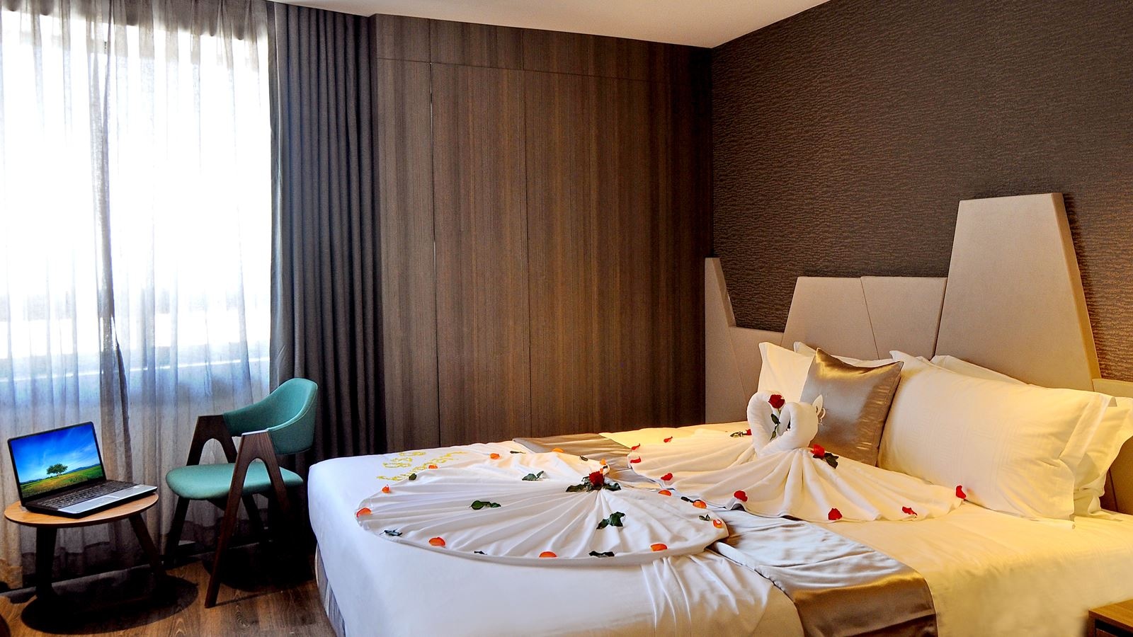 rooms-deluxe-city-view-room