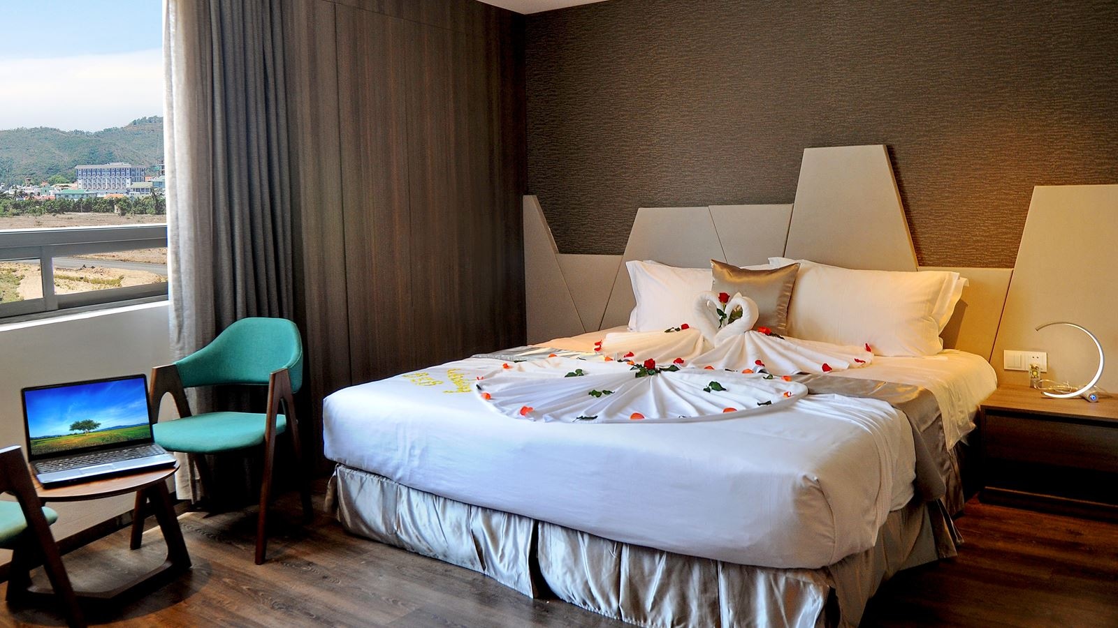 rooms-deluxe-city-view-room