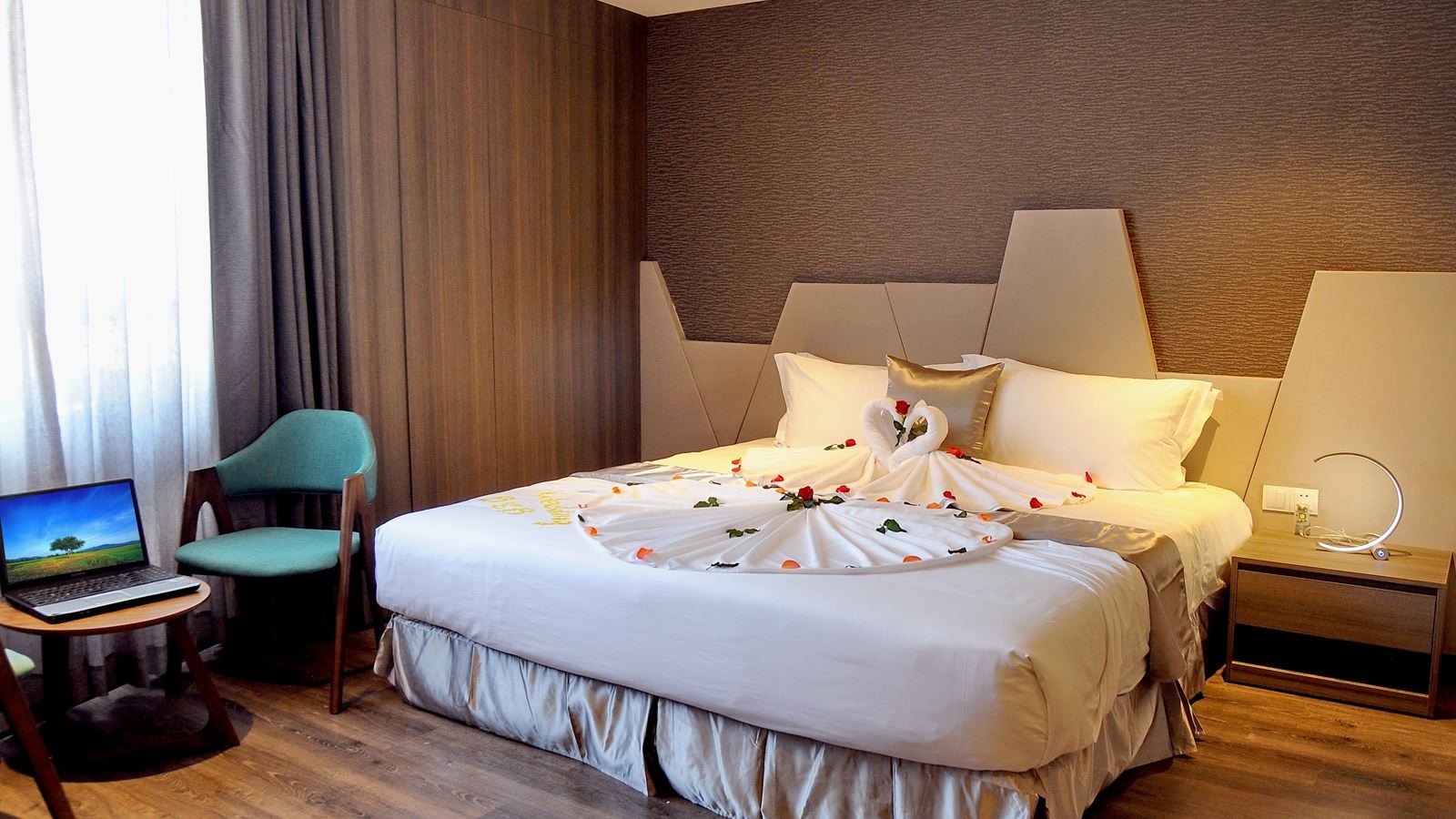 rooms-deluxe-city-view-room