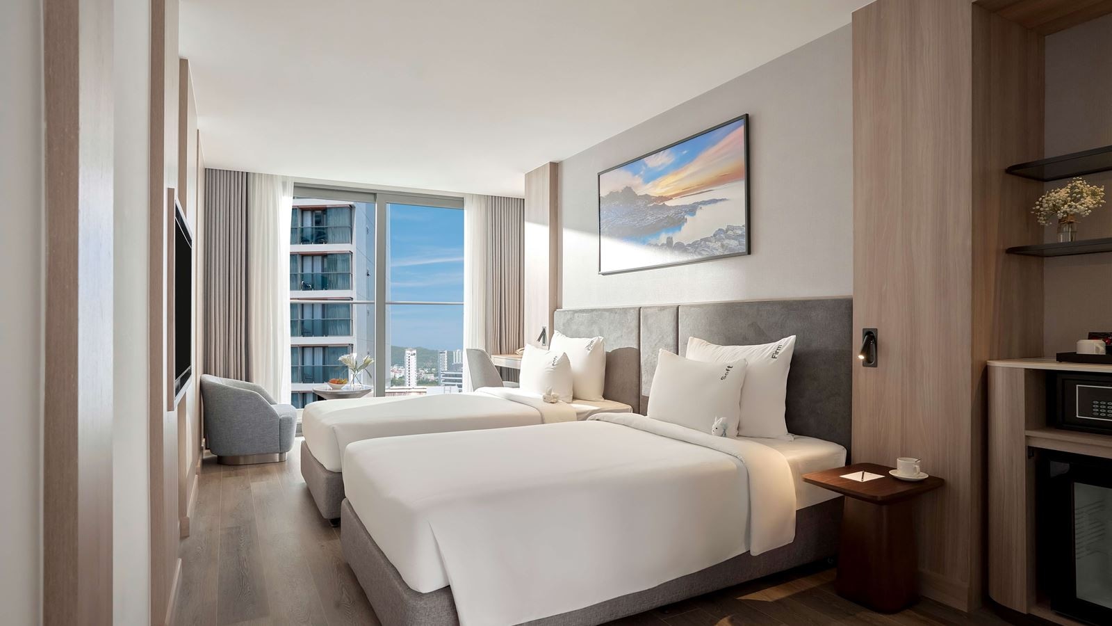 rooms-senior-deluxe-city-view-with-balcony