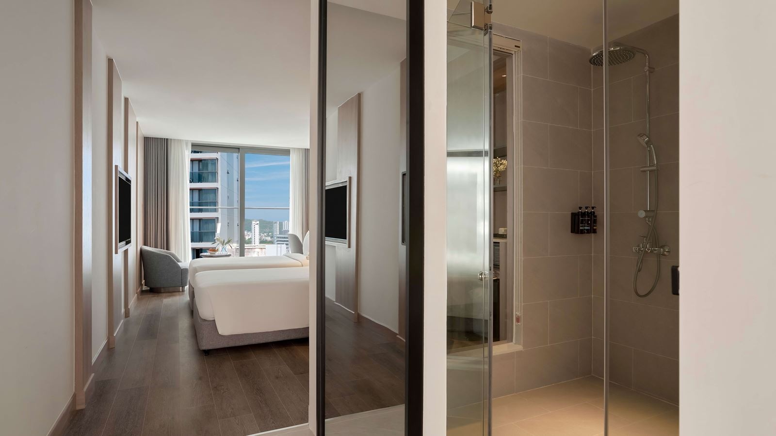 rooms-senior-deluxe-city-view-with-balcony