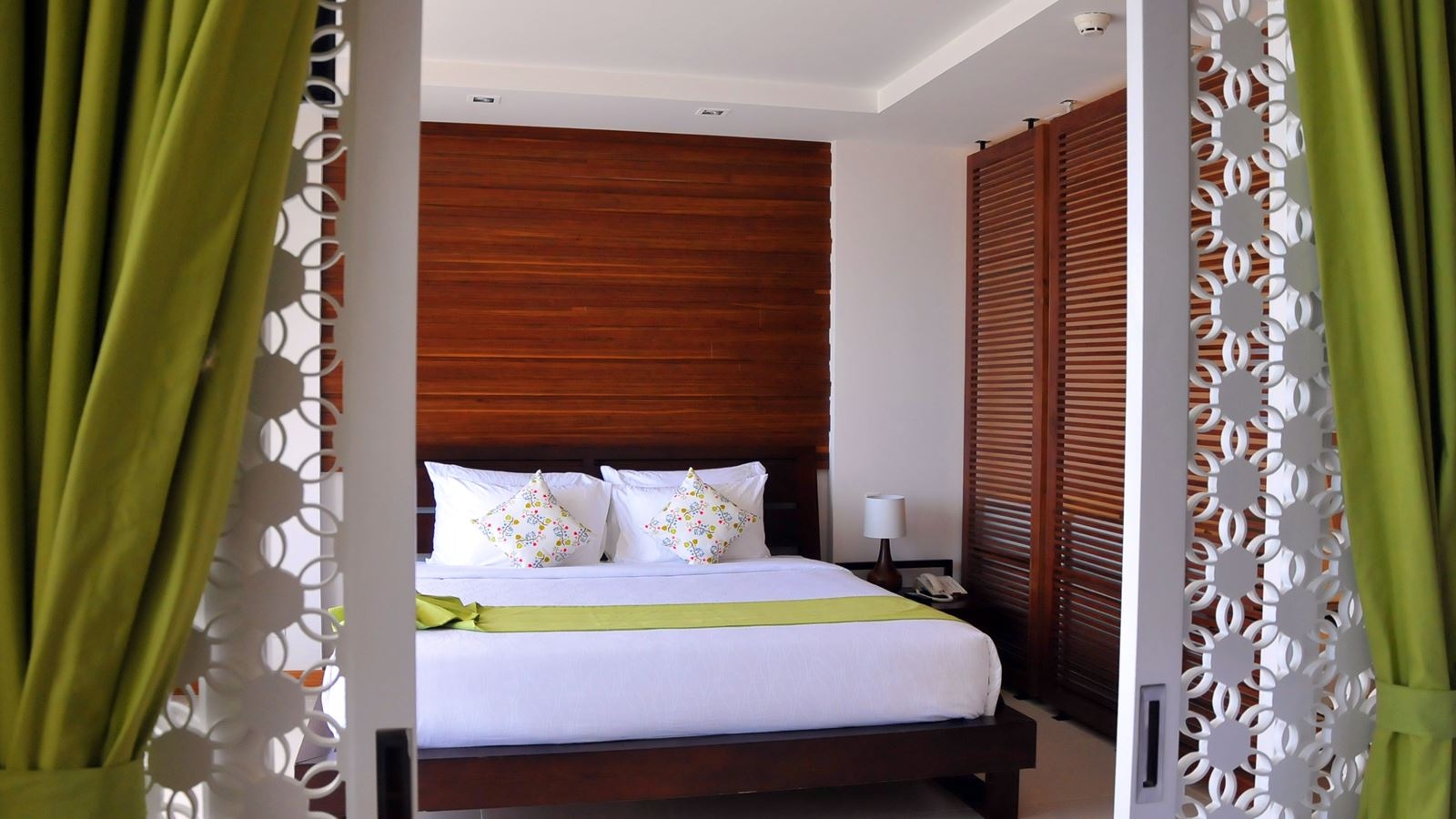 rooms-verde-condo-lounge-without-view