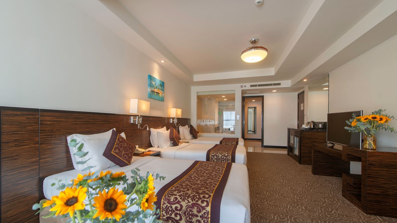 rooms-deluxe-triple-cityview