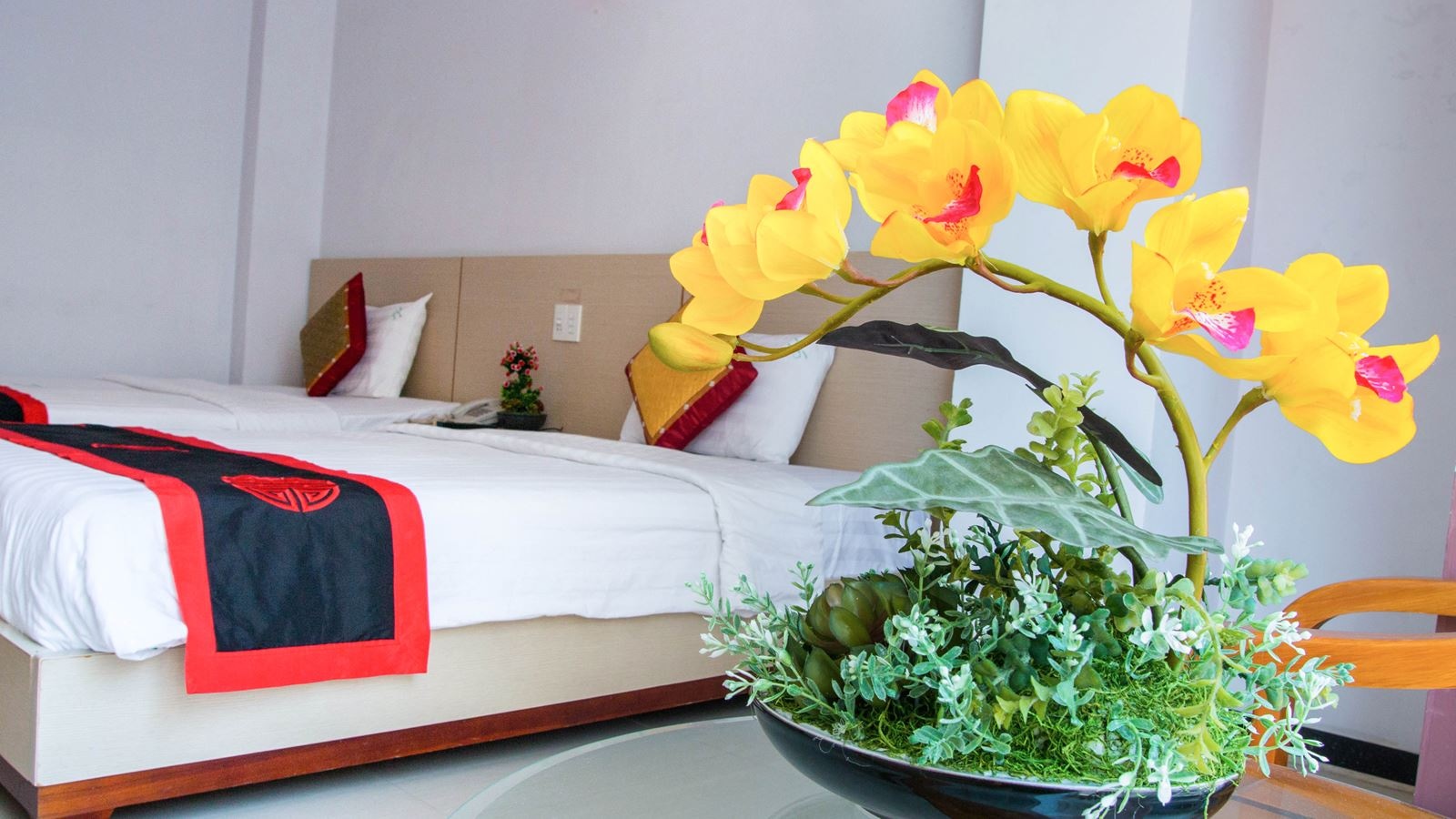 rooms-deluxe-with-window