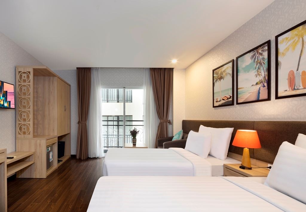 rooms-room-deluxe-city-view-with-balcony