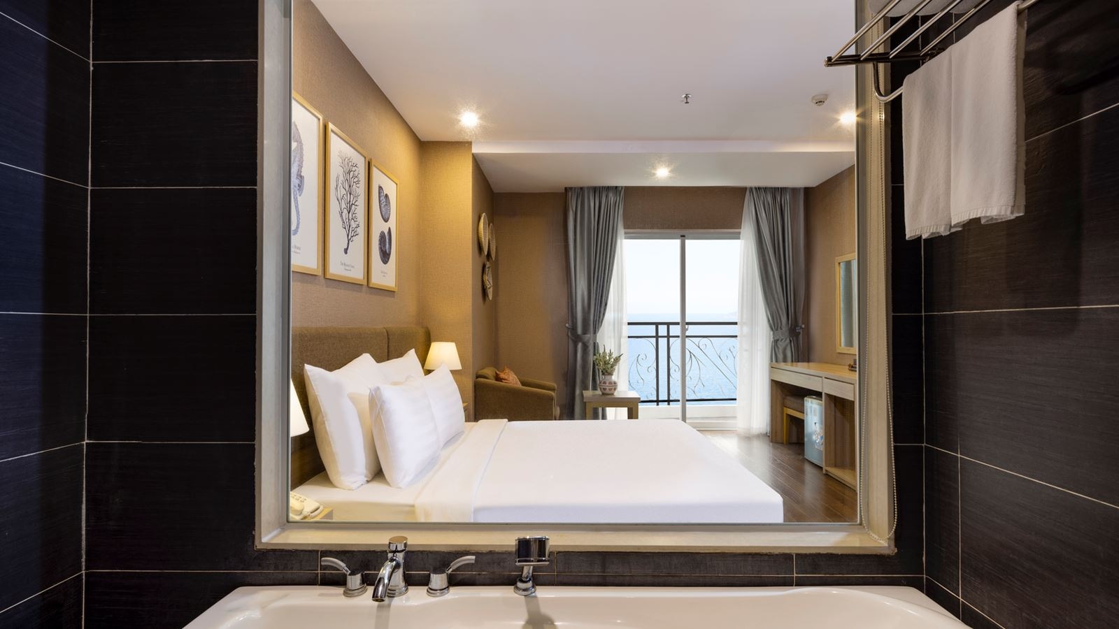 rooms-room-deluxe-sea-view-with-balcony
