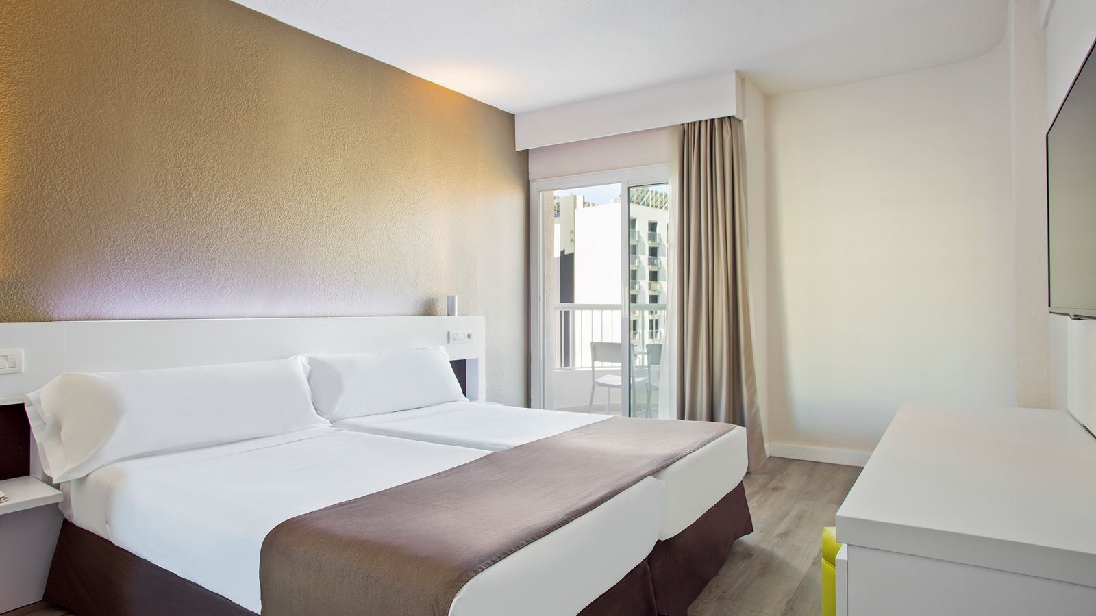 rooms-dvp--double-swimming-pool-view