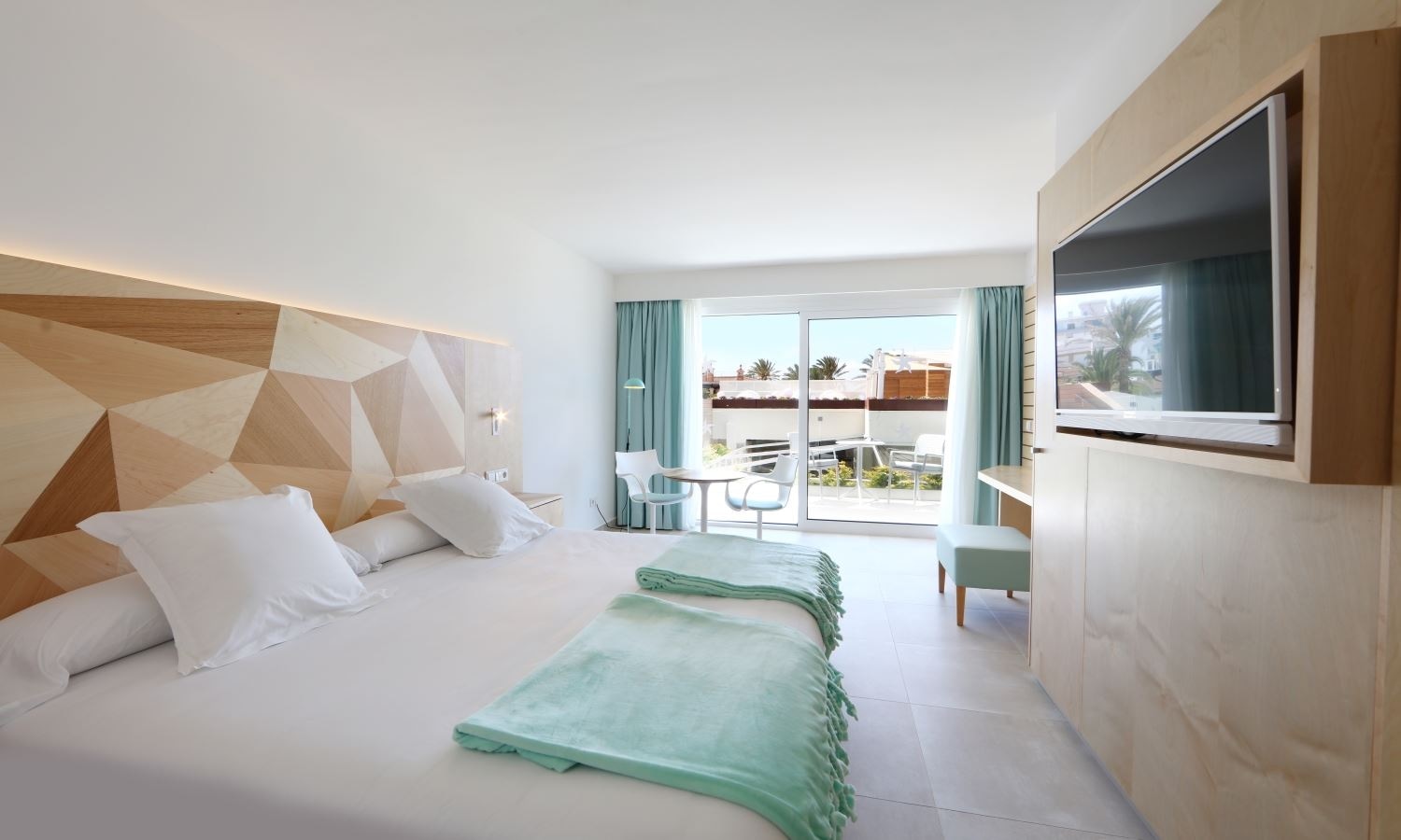 rooms-junior-suite-pool-view