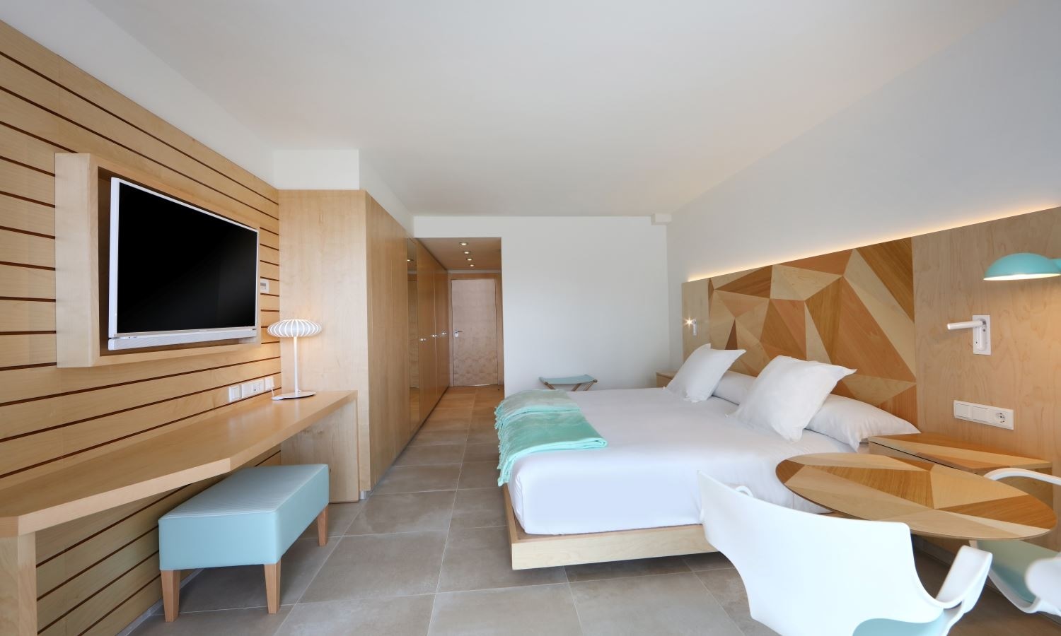 rooms-junior-suite-pool-view