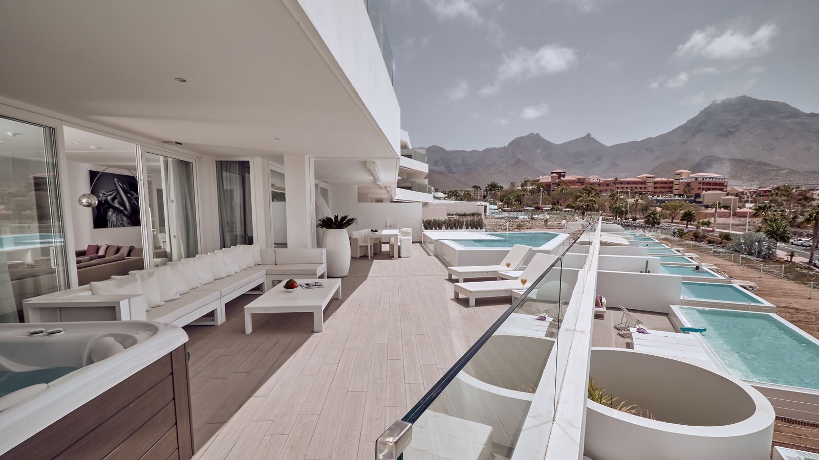 rooms-3-bedroom-suite-with-sea-view-jacuzzi-and-private-pool-infinity-mar
