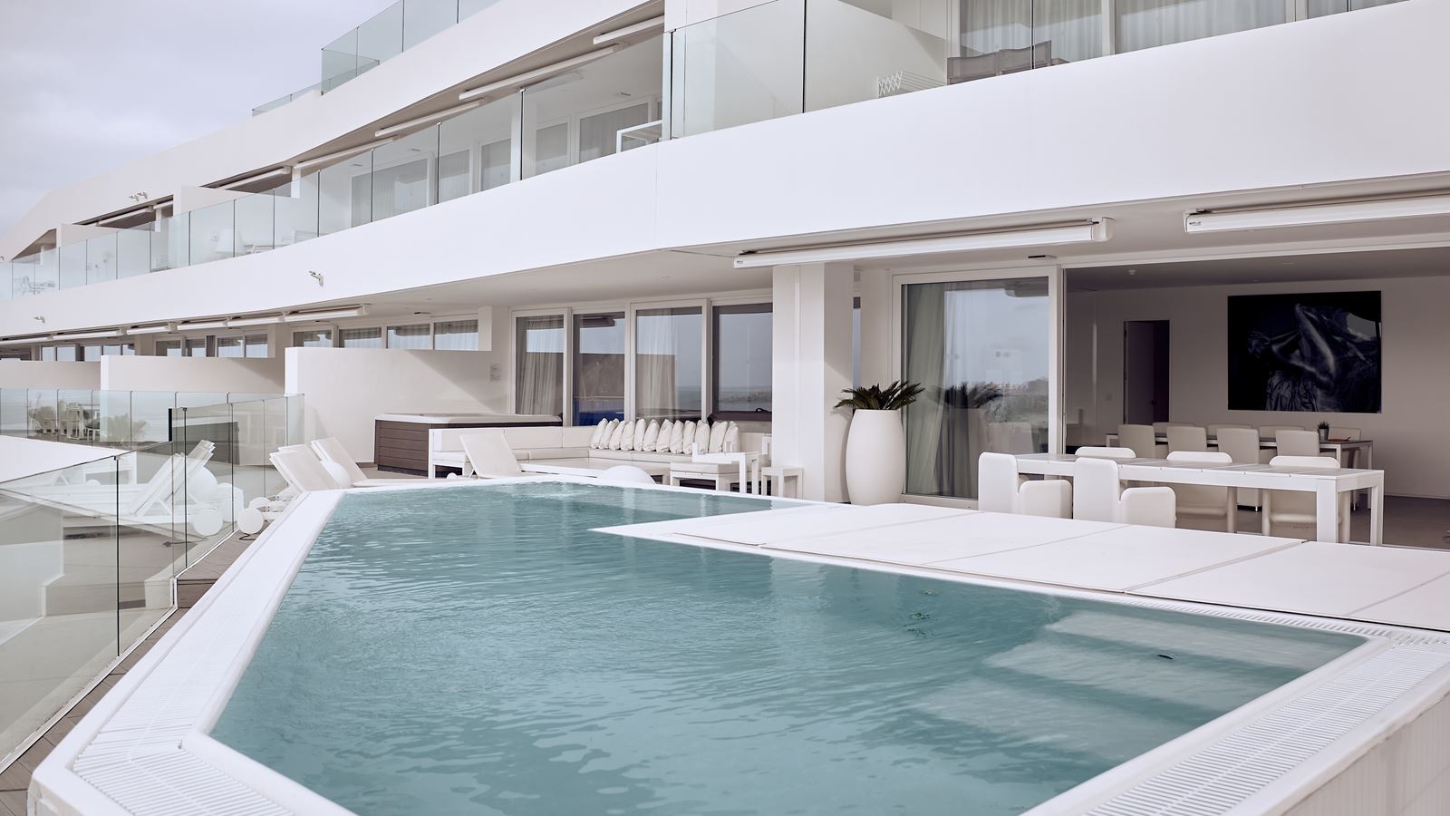 rooms-3-bedroom-suite-extra-large-room-with-private-pool-jacuzzi-lateral-sea-view-and-terrace-infinity-harmony
