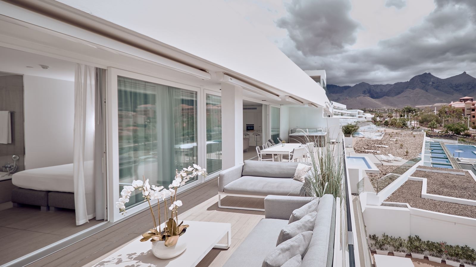 rooms-2-bedroom-suite-extra-large-room-with-jacuzzi-sea-view-and-terrace-serenity-allegra