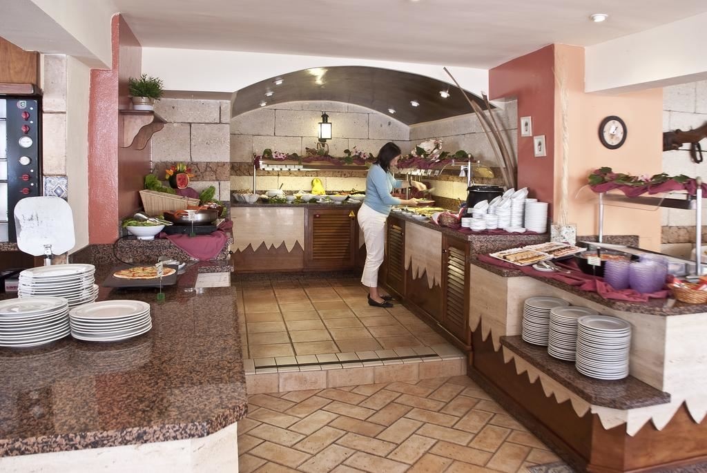 restaurants-pool-bar