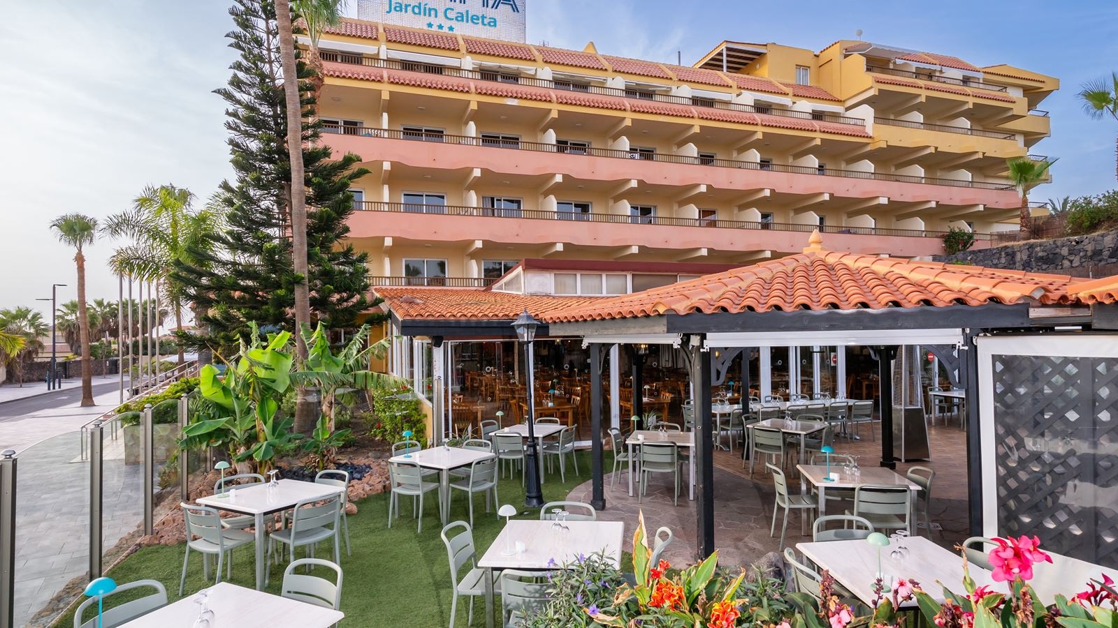 restaurants-pool-bar