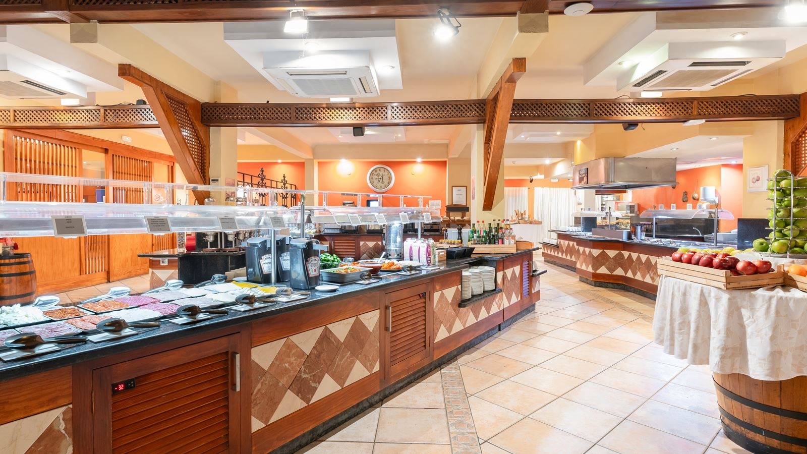 restaurants-pool-bar