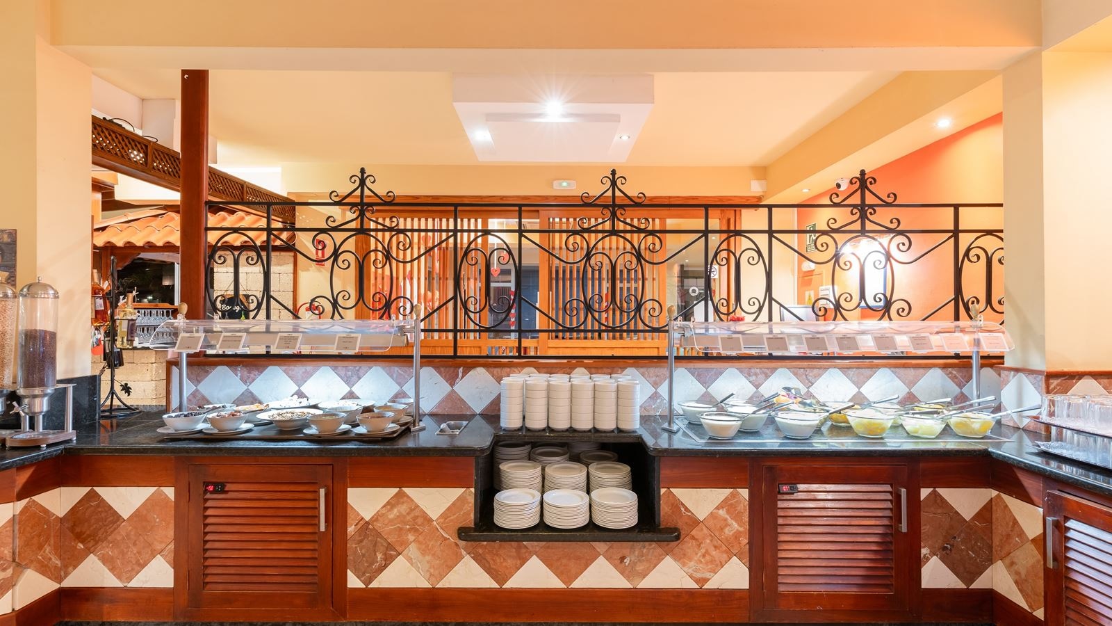 restaurants-pool-bar