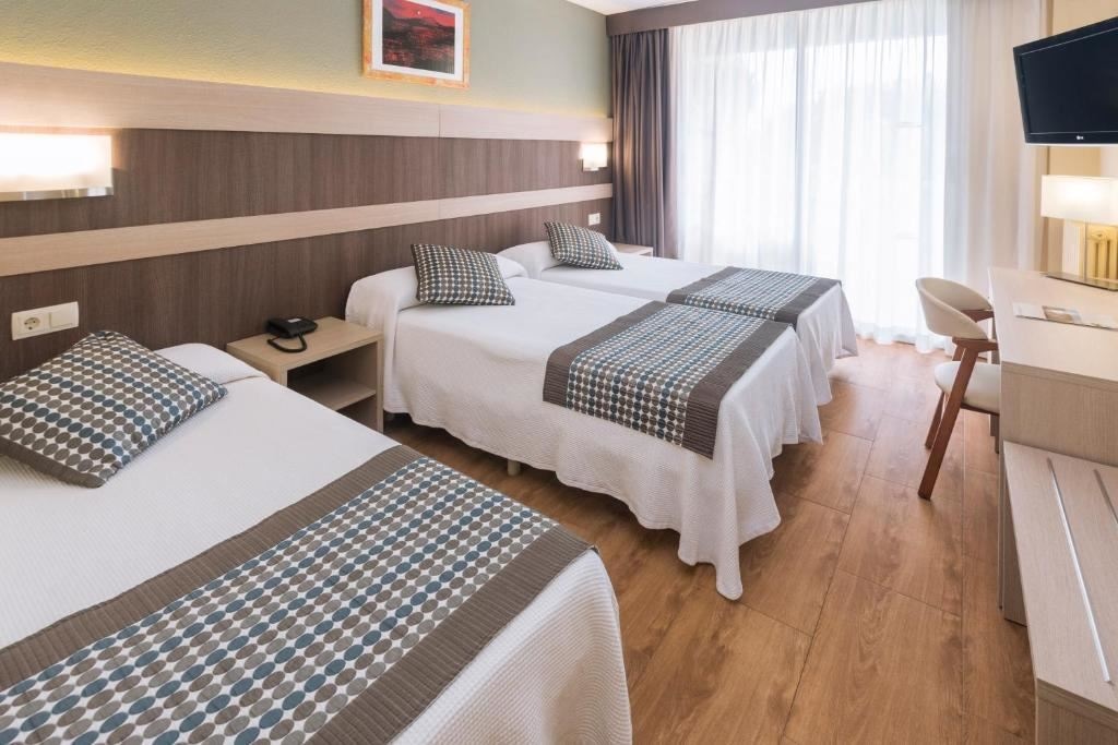 rooms-quadruple-sea-view-with-balcony