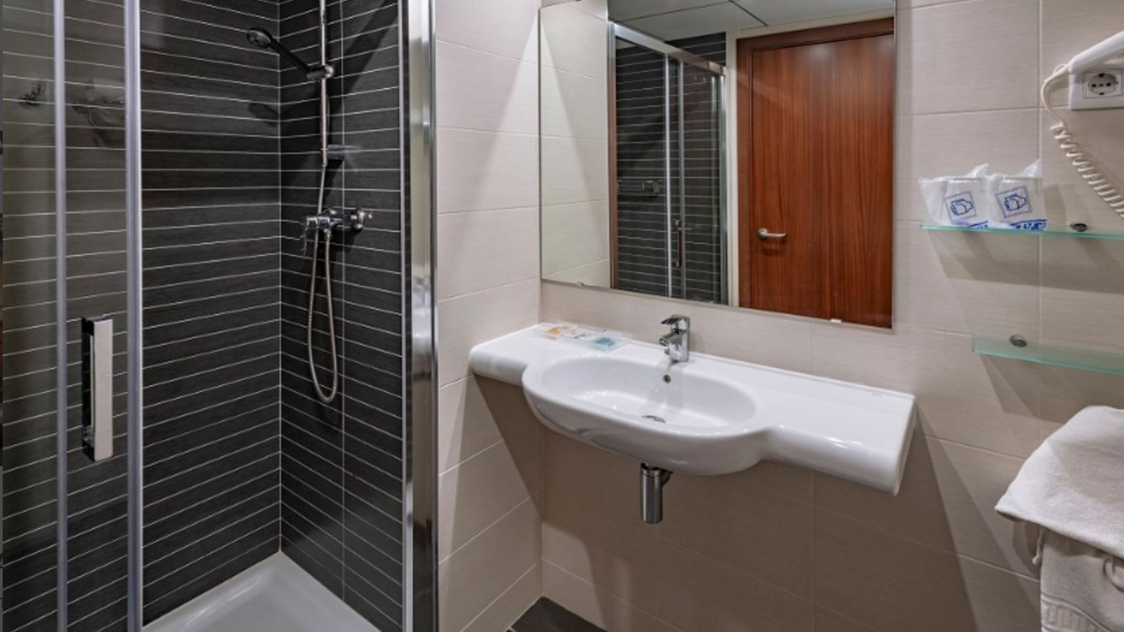 rooms-single-use-with-balcony