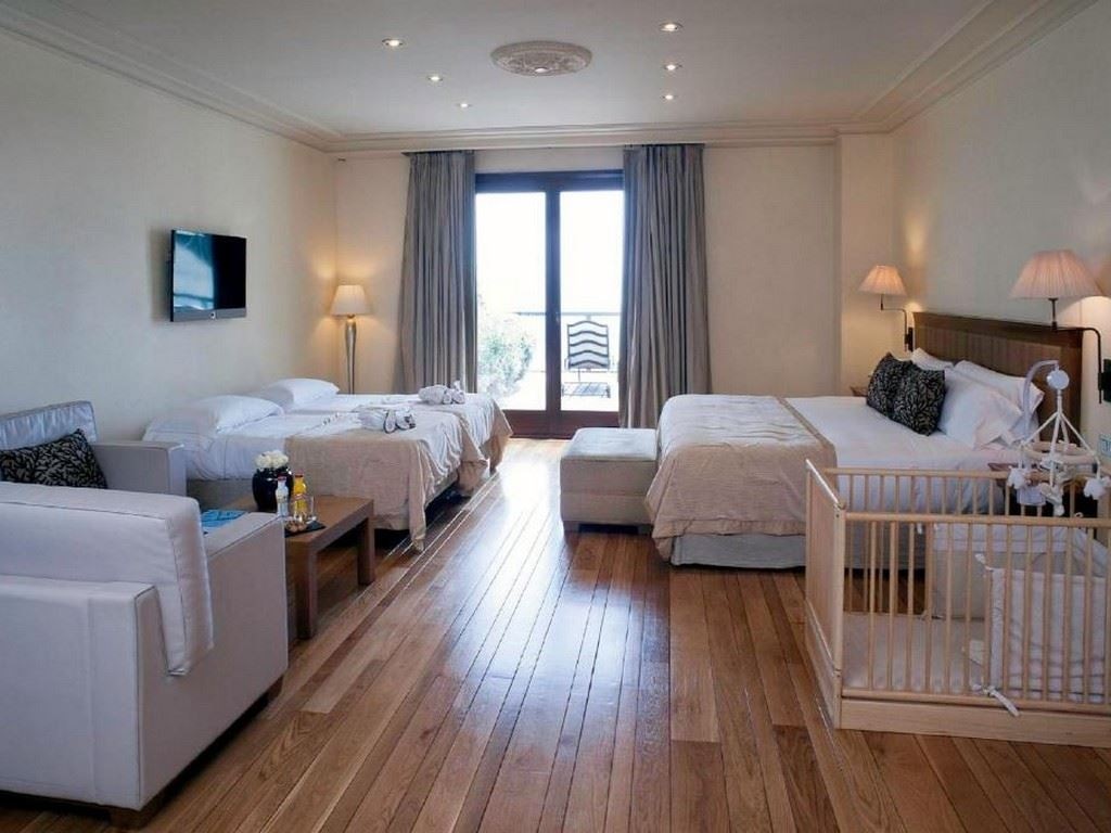 rooms-deluxe-family-room