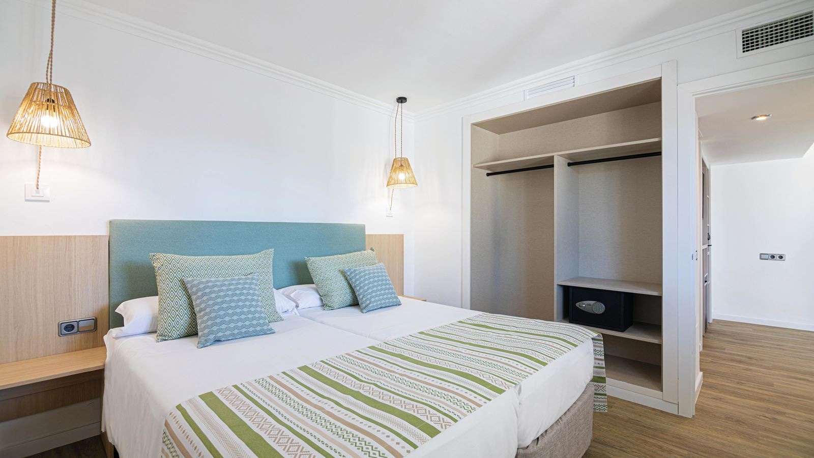 rooms-suite-poolview-balcony-or-terrace-a