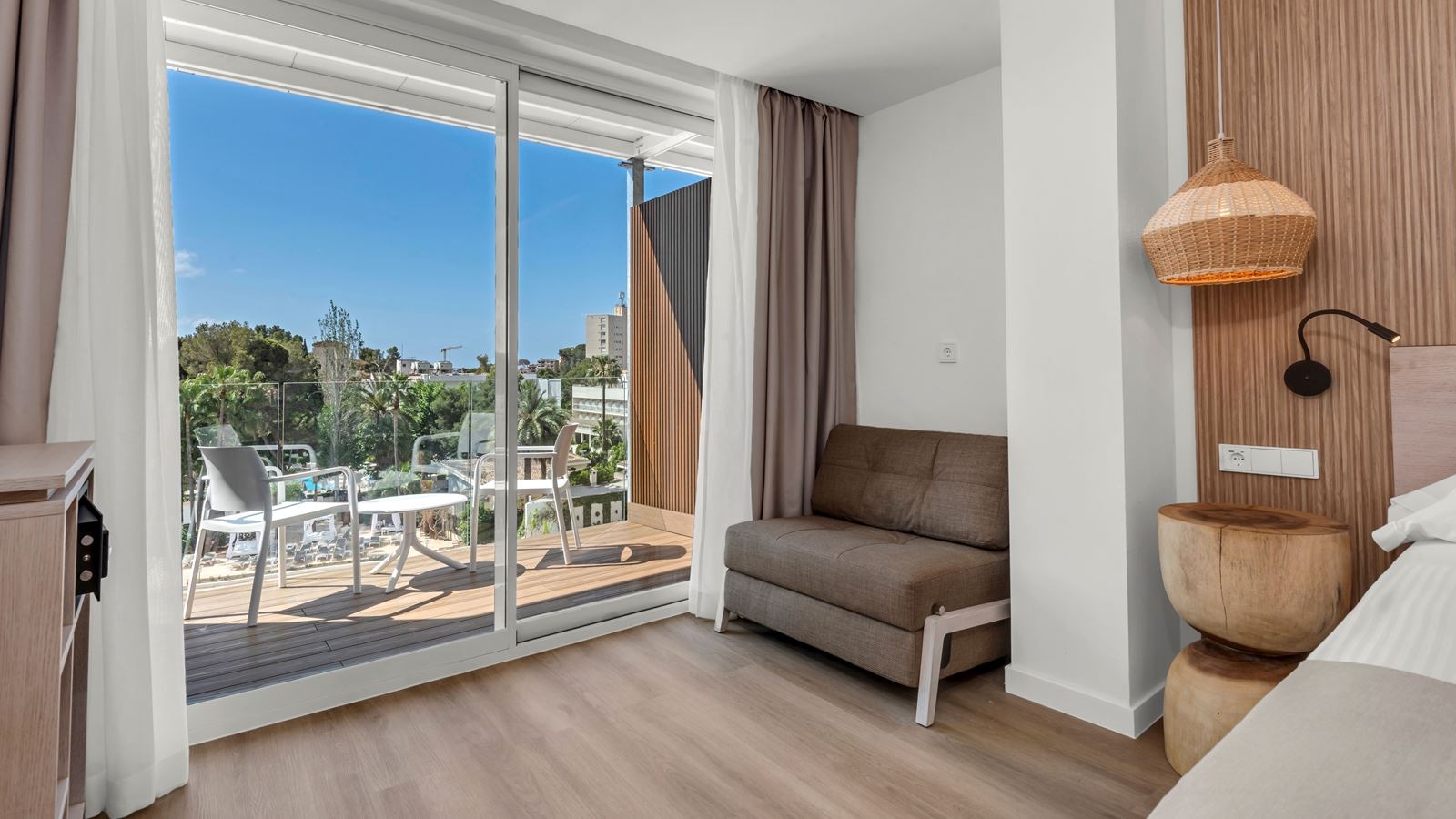 rooms-ds--silver-room