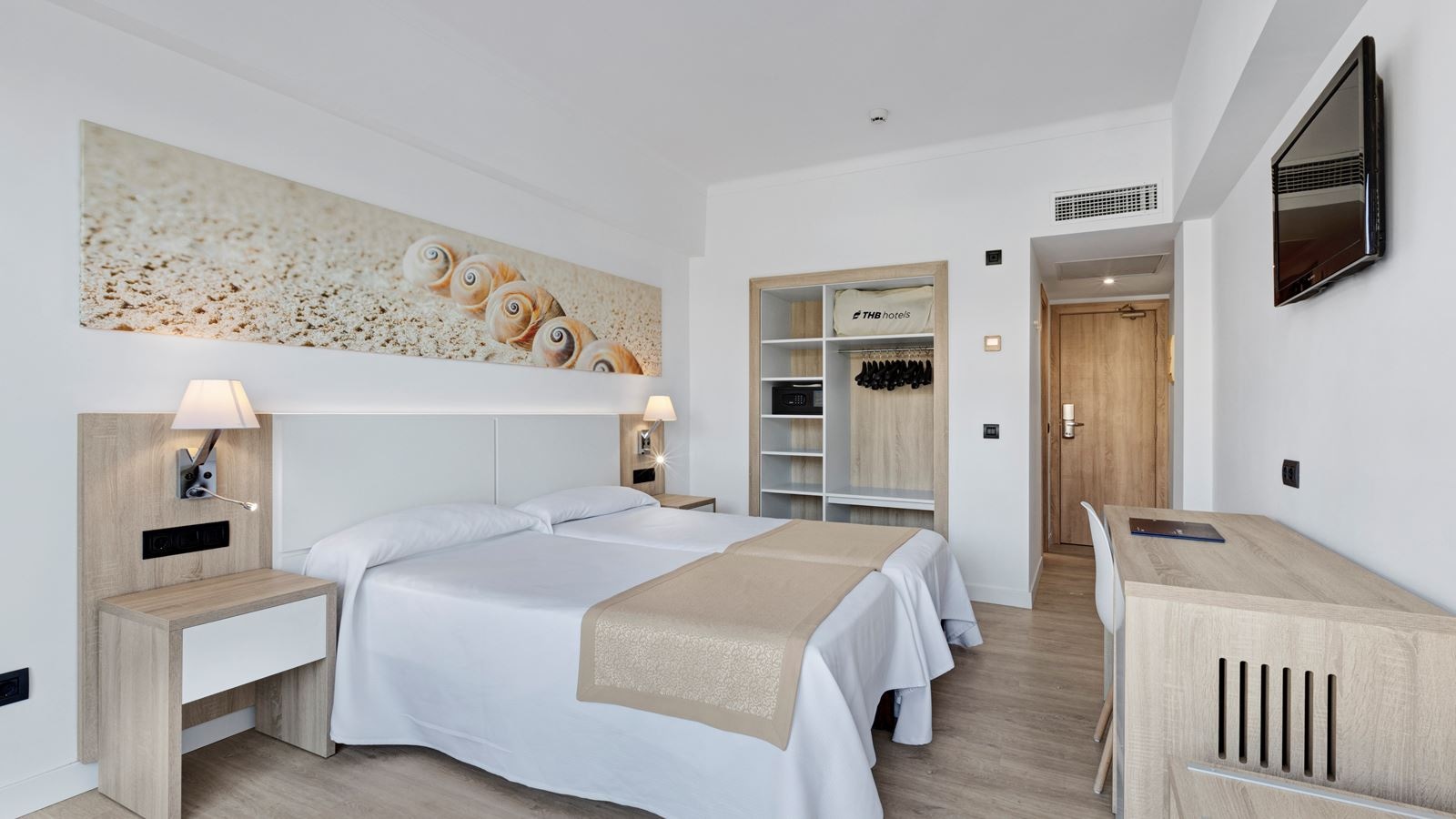 rooms-room-standard-double-streetview-balcony