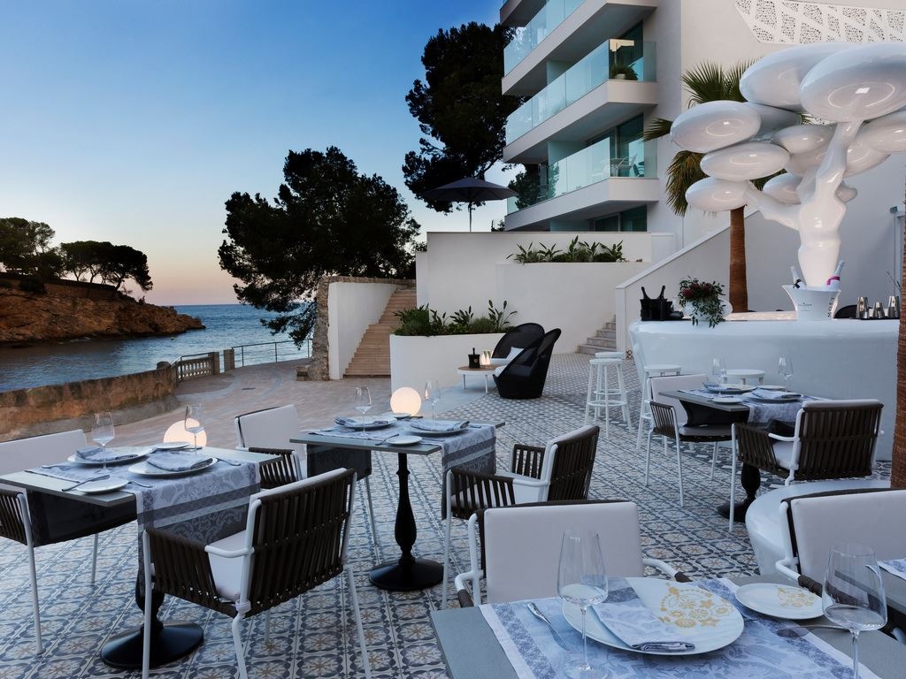 bars-bar-service-at-the-pool