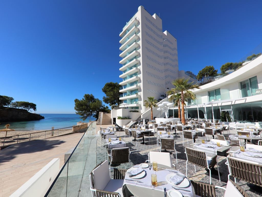 restaurants-bar-service-at-the-pool