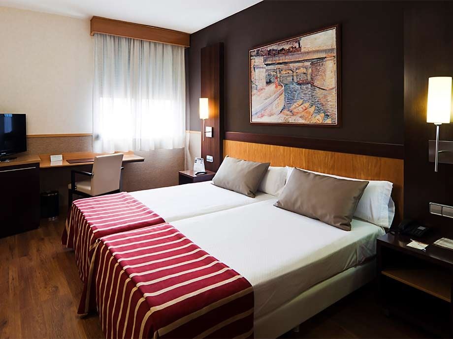 rooms-triple-queen-size-bed