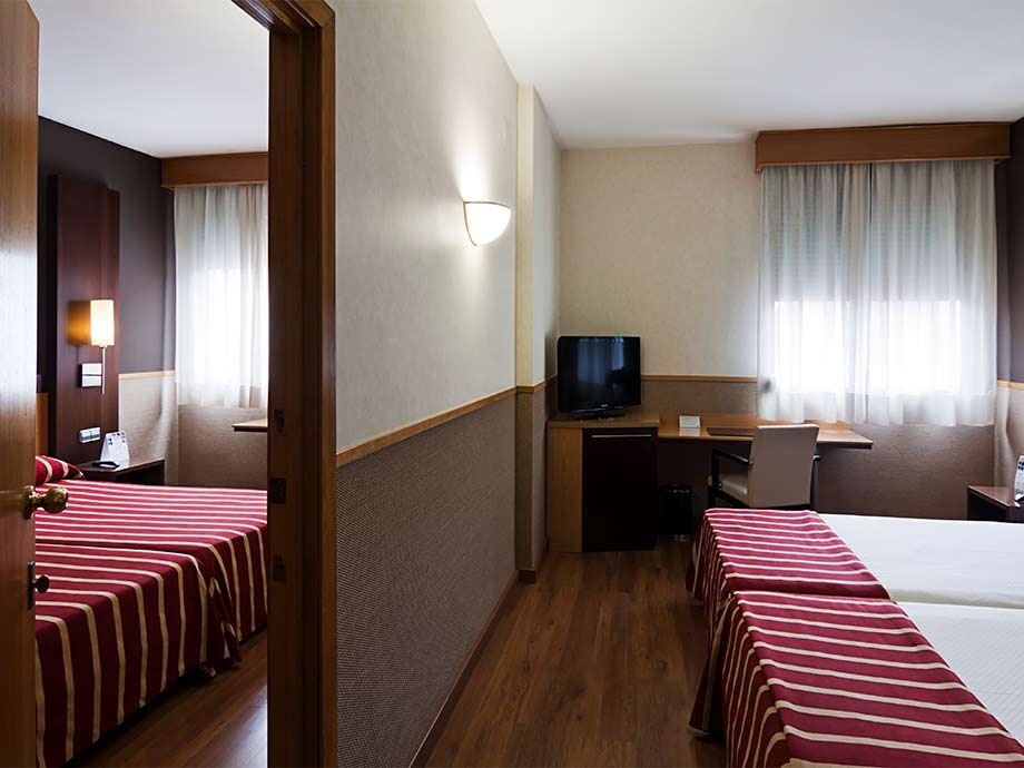 rooms-triple-queen-size-bed