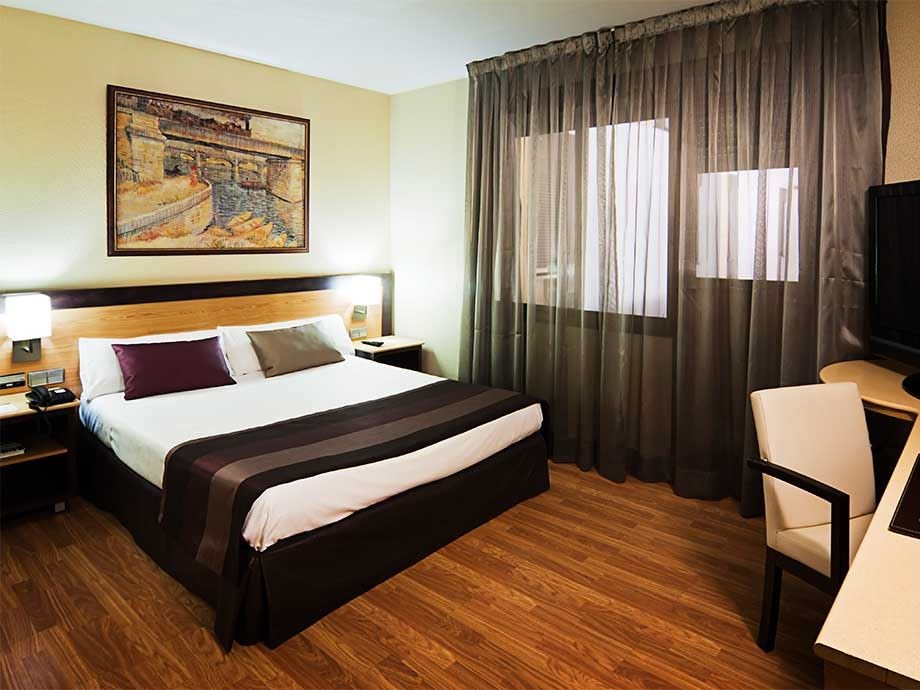 rooms-triple-queen-size-bed