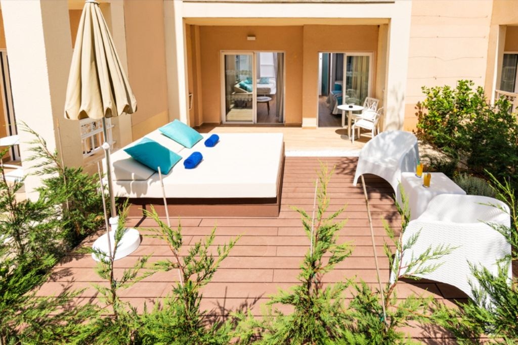 rooms-suite-pool-view