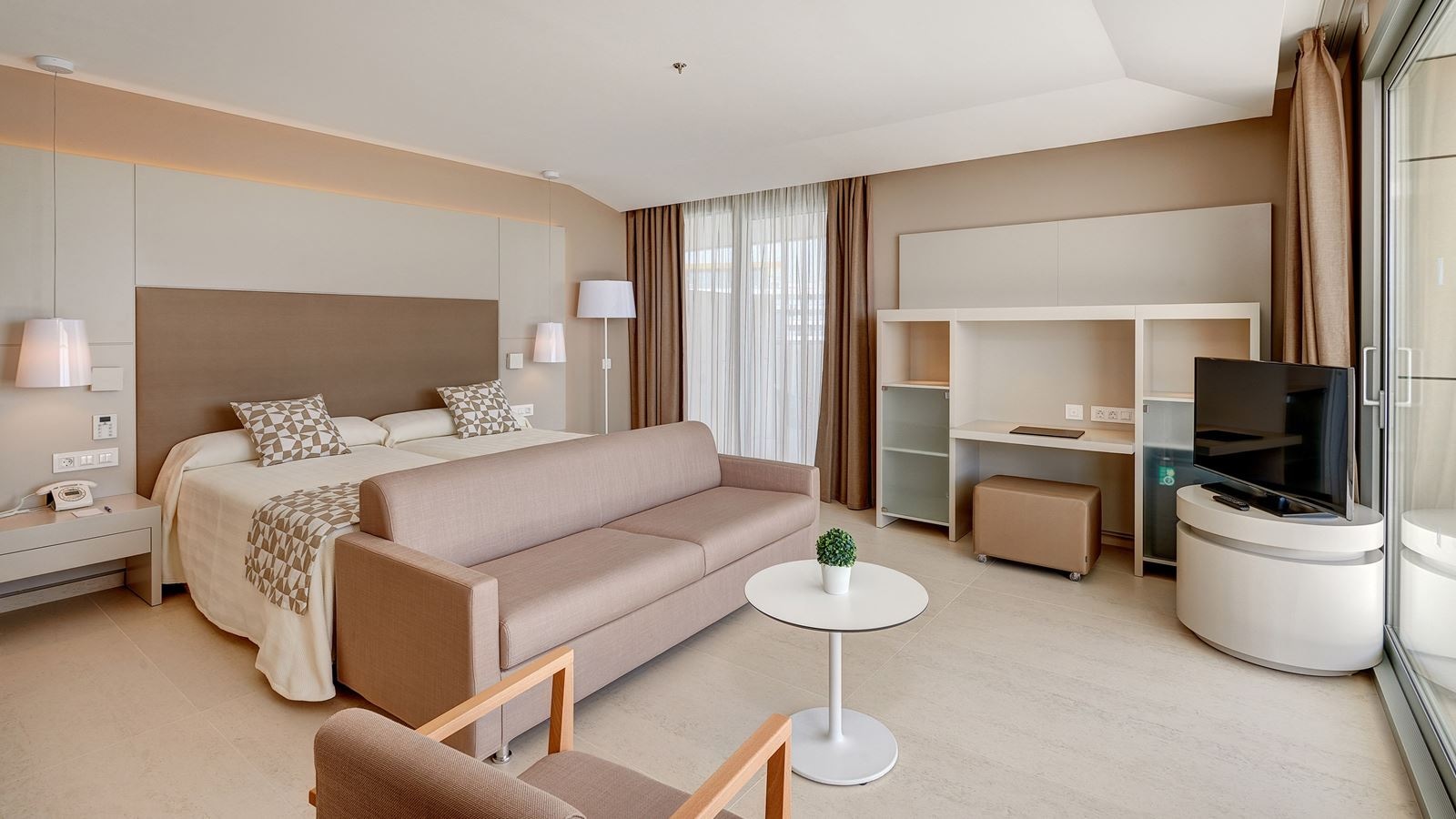 rooms-junior-suite--with-balcony