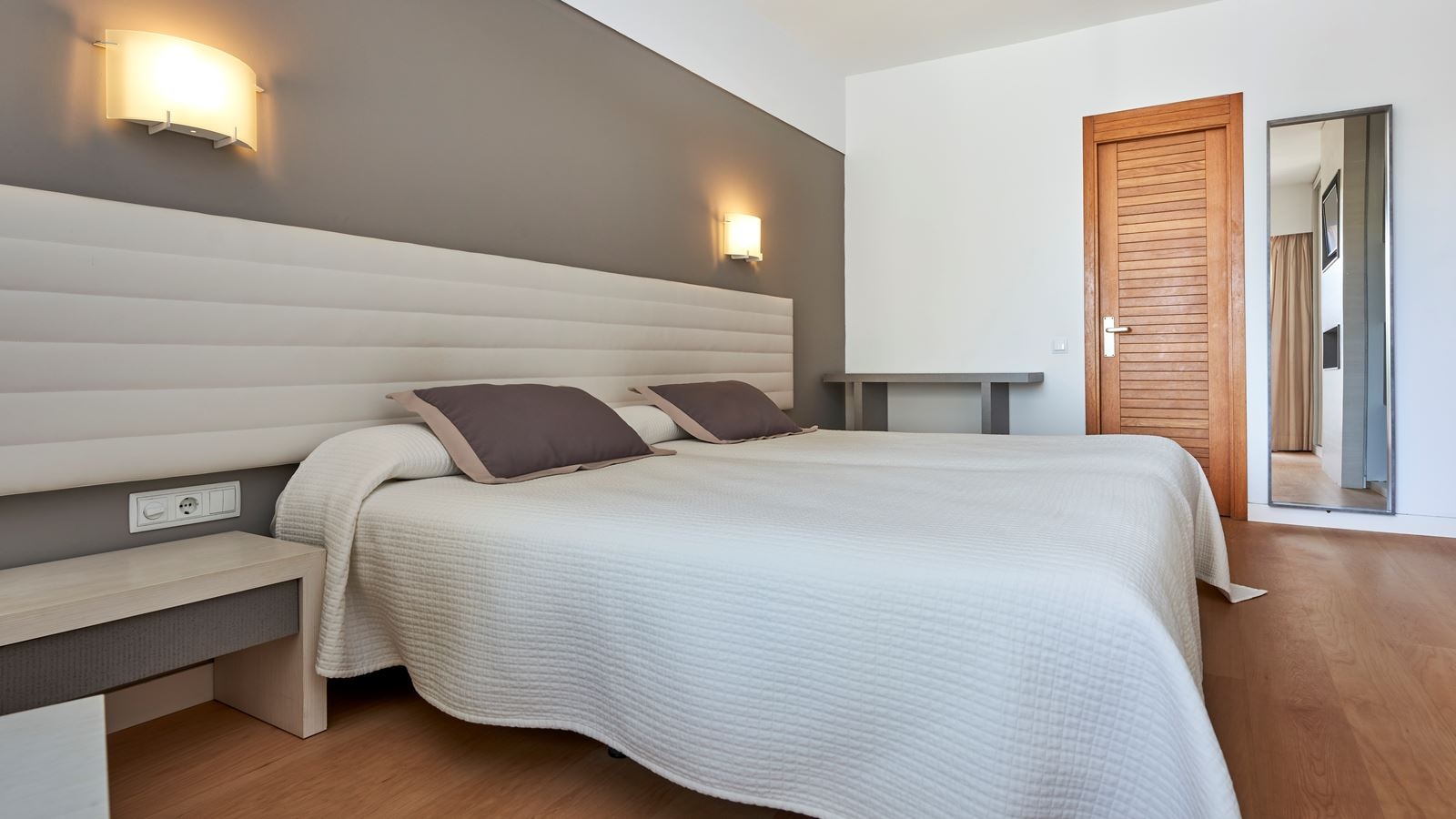 rooms-family-room-balcony