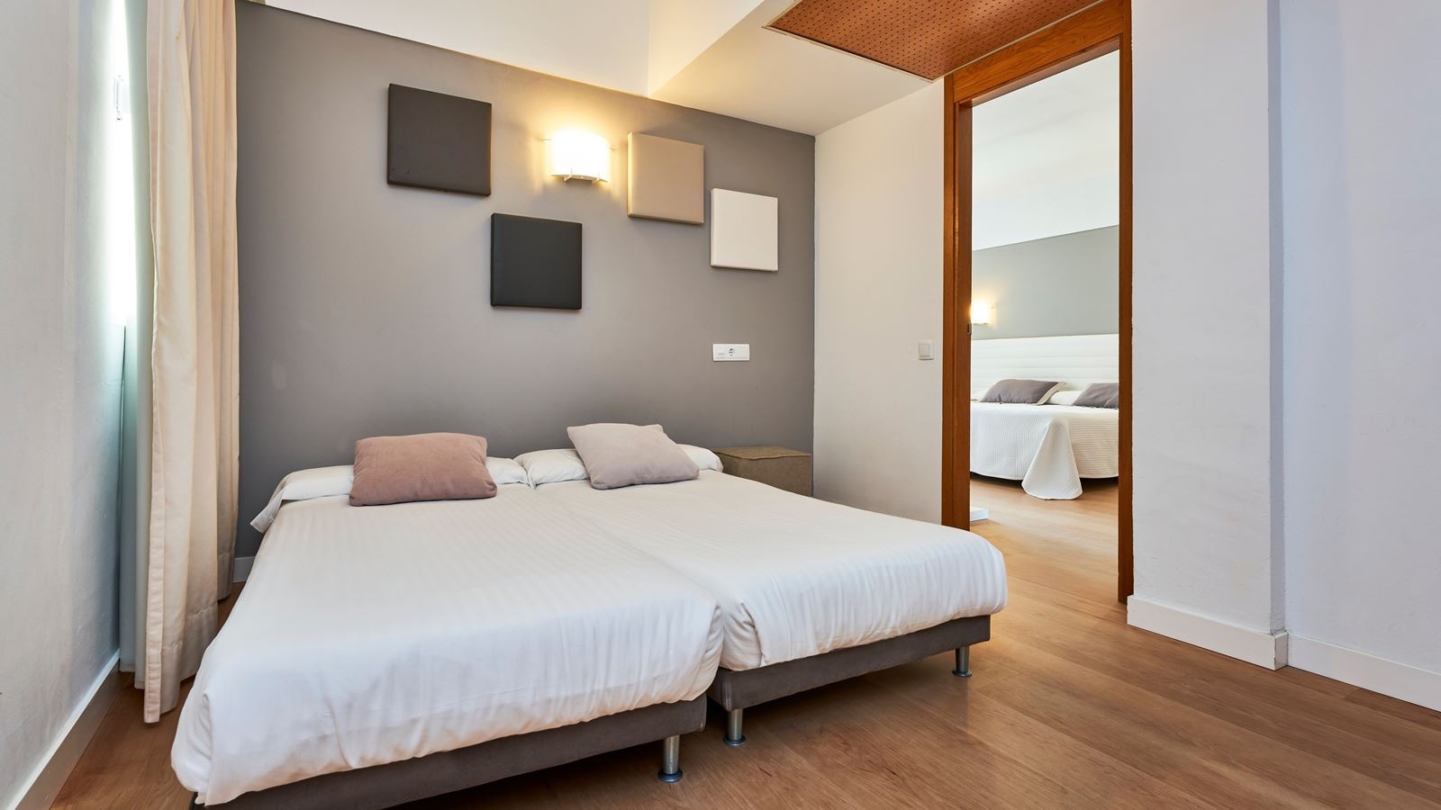 rooms-family-room-balcony