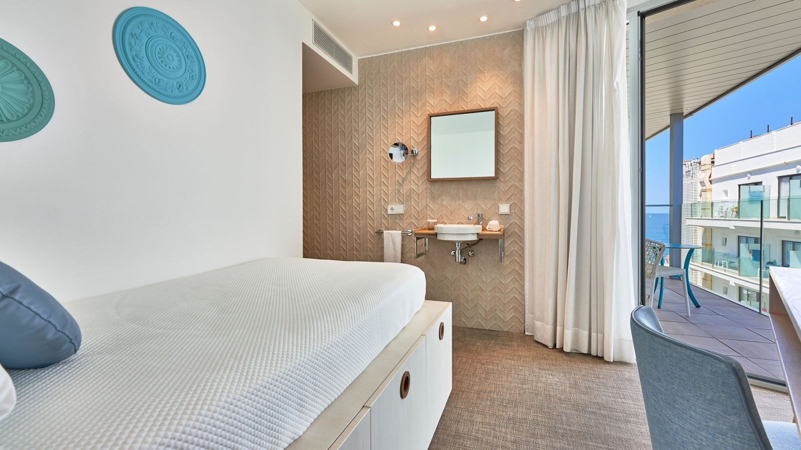 rooms-room-singleuse-sideseaview