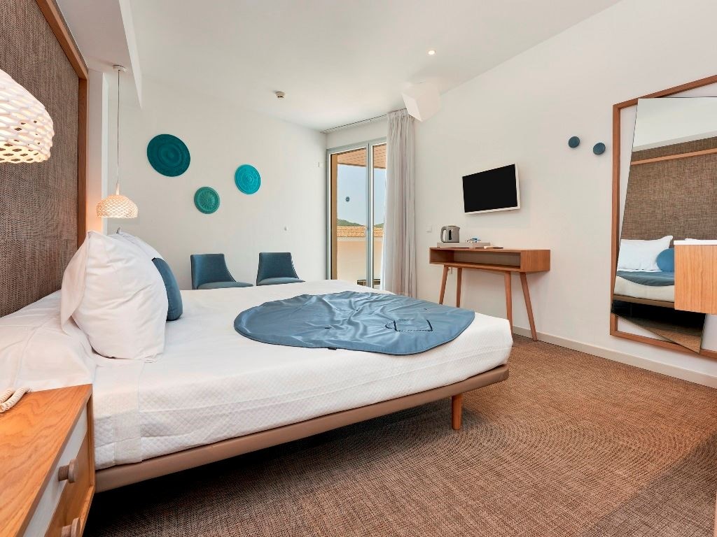 rooms-room-double-sideseaview