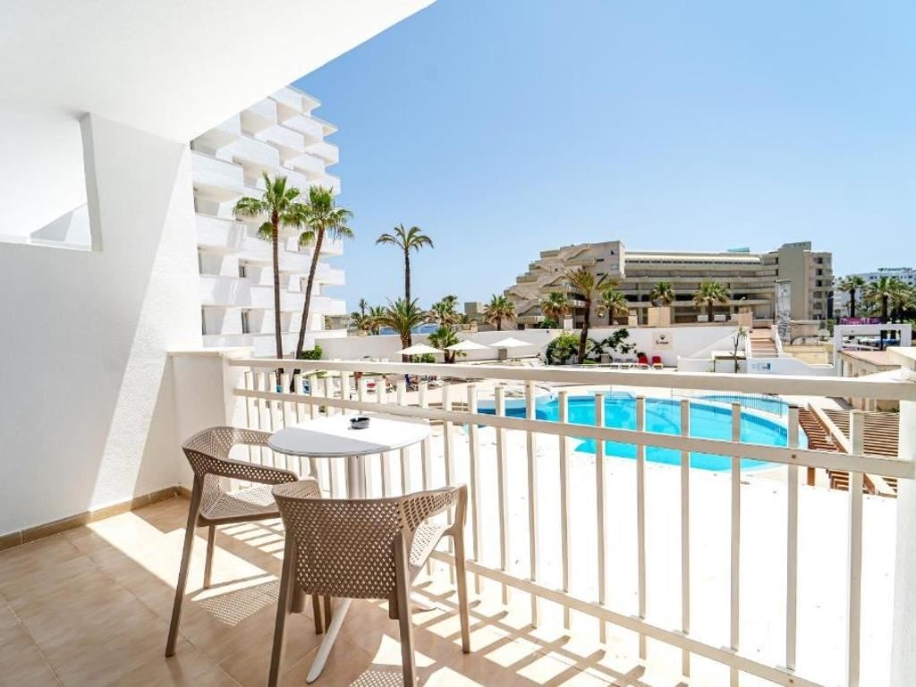 rooms-suite-standard-with-balcony-or-terrace