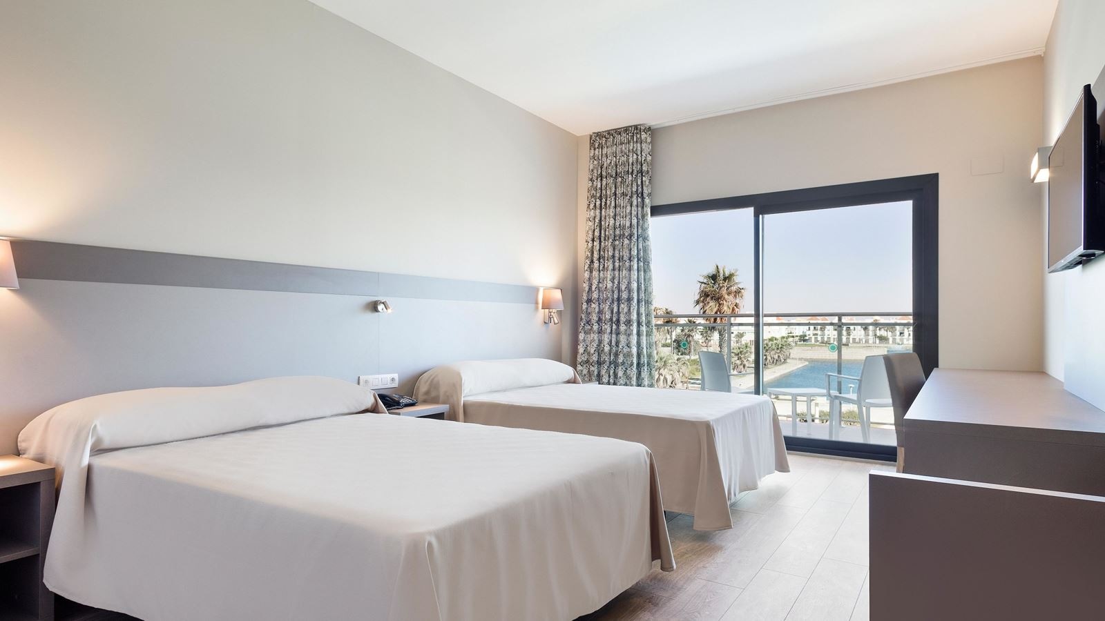 rooms-family-room-balcony-or-terrace-interconnected