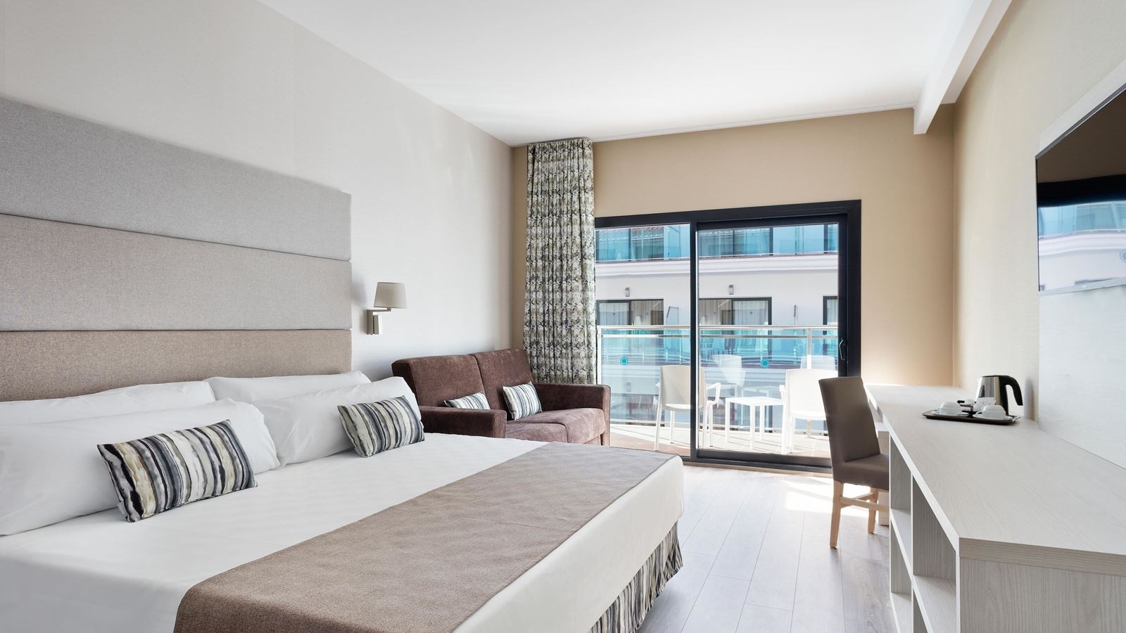 rooms-family-room-superior-balcony-or-terrace