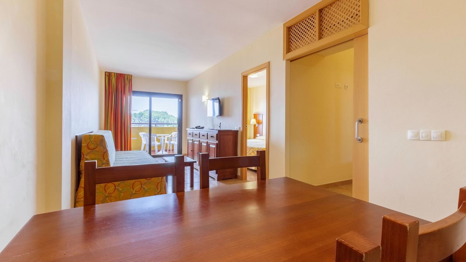 rooms-apartment-46-balcony-or-terrace