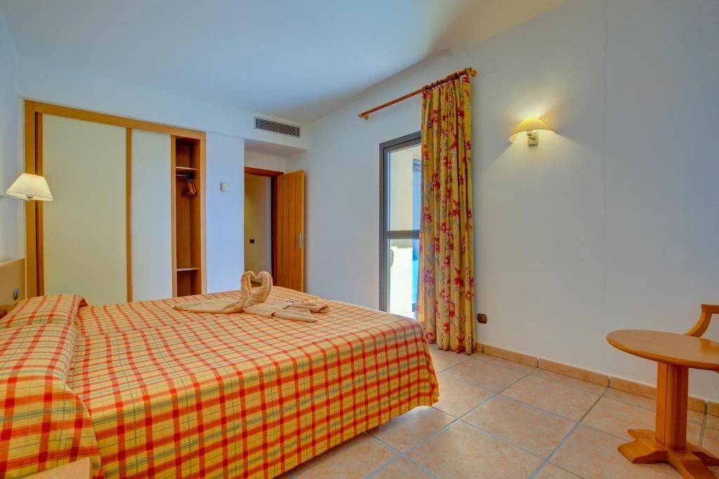 rooms-family-room-standard-balcony-or-terrace