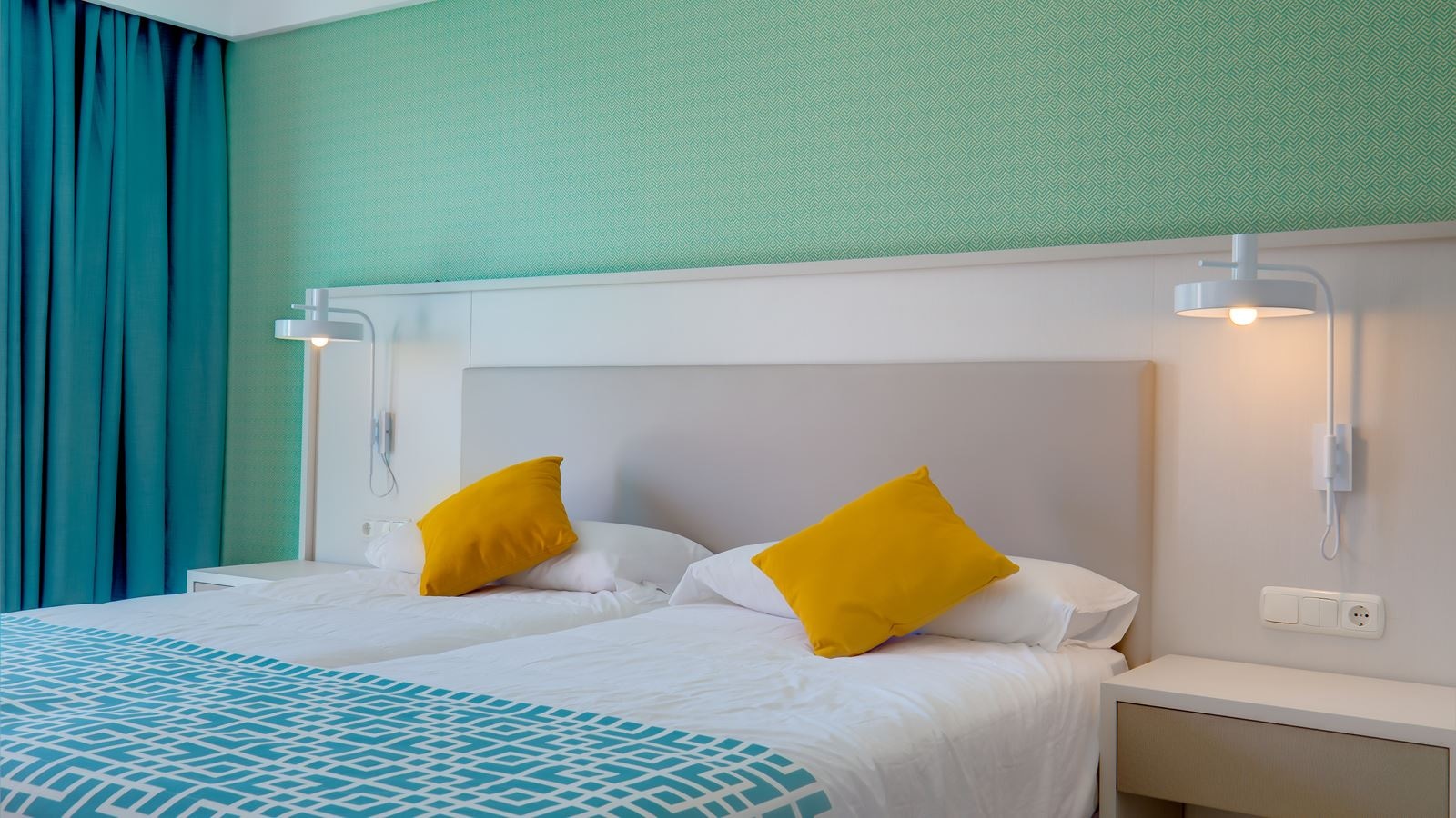 rooms-twin-lateral-sea-view-balcony-or-terrace