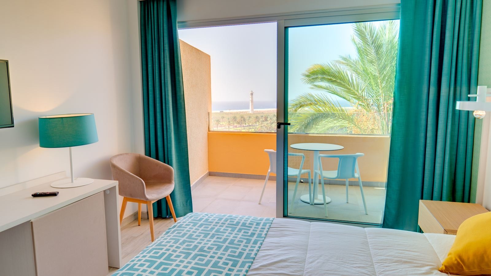 rooms-twin-lateral-sea-view-balcony-or-terrace