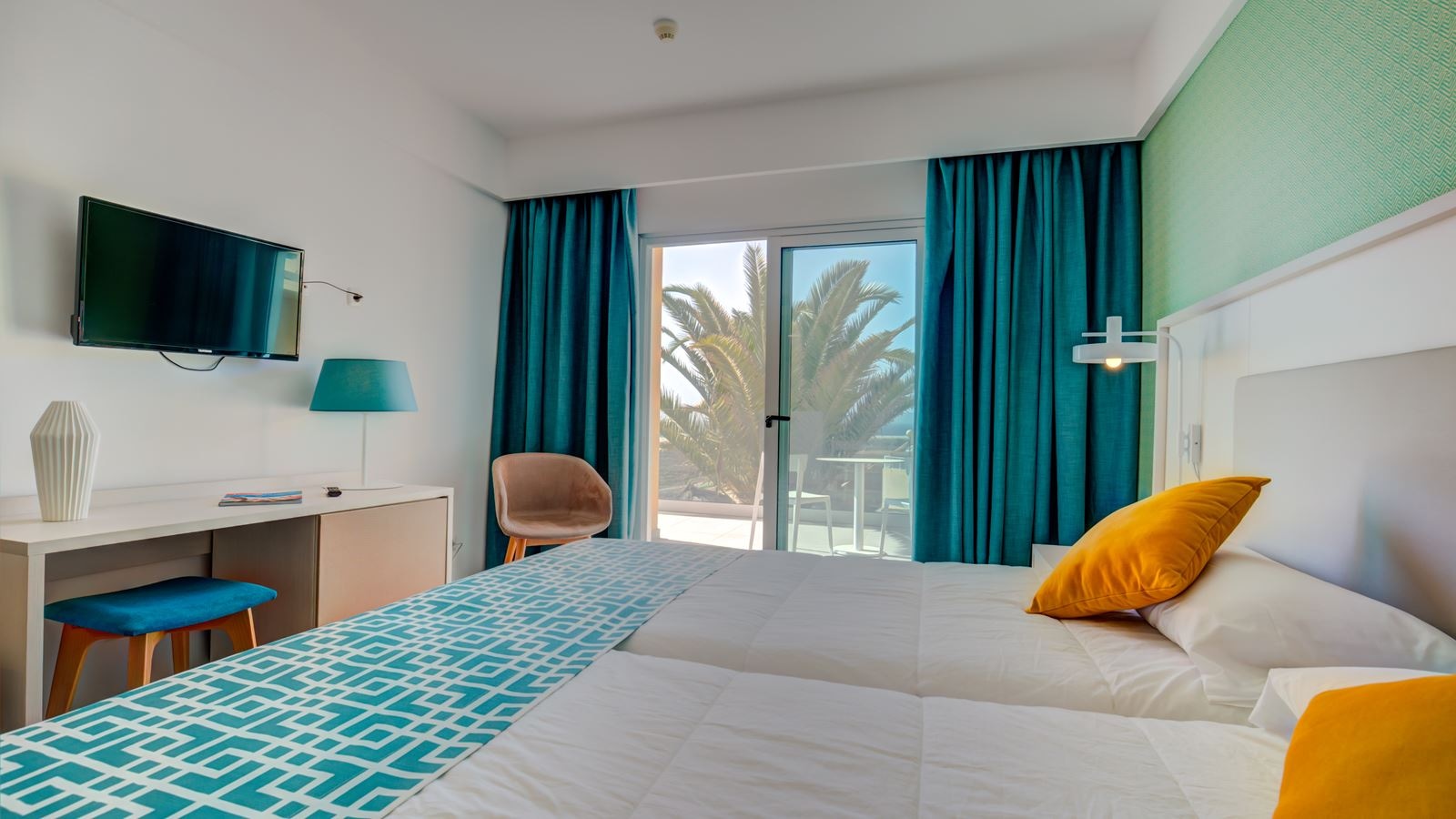 rooms-twin-lateral-sea-view-balcony-or-terrace