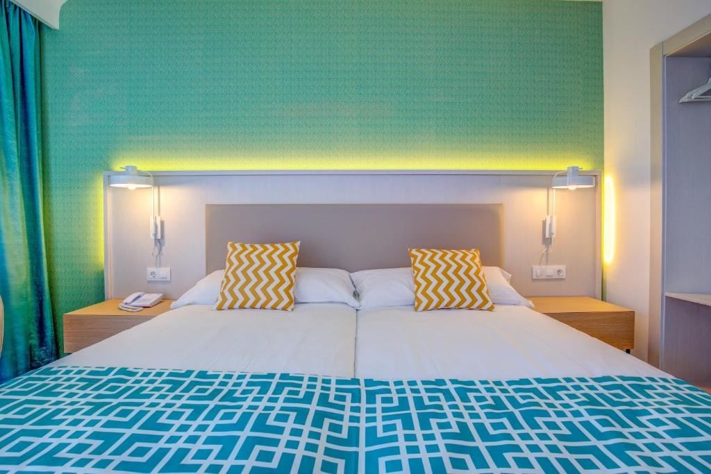 rooms-family-room-sea-view-1-bedroom-+-living-room